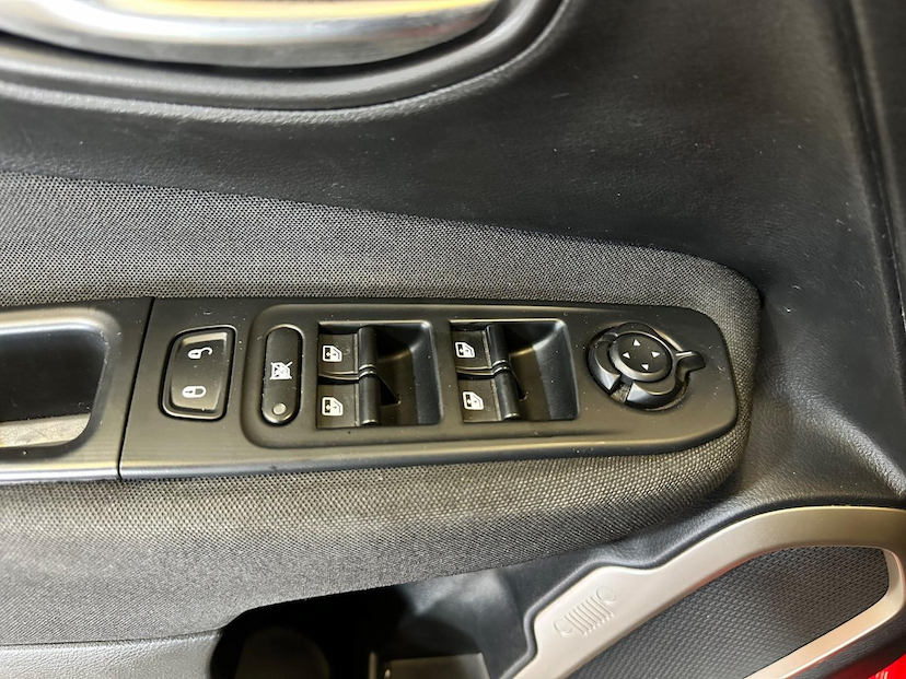 Foto do veículo JEEP RENEGADE  LGT T AT 2017 72.254 KM 74.900,00