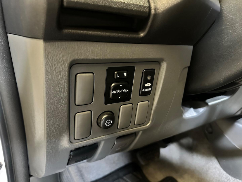 Foto do veículo TOYOTA HILUX  2.7 VVT-I FLEX CD SRV 4X2 AUTOMÁTICO 2015 138.272 KM 116.900,00