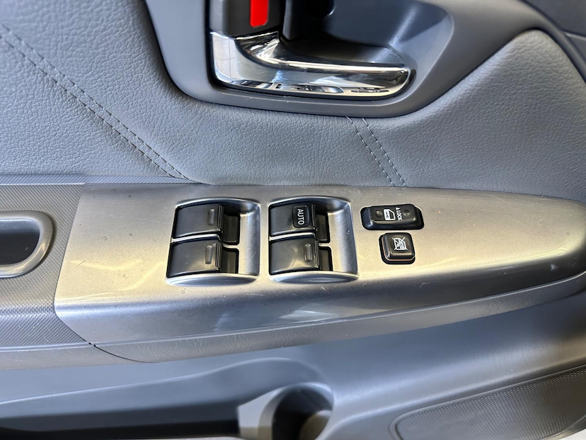 Foto do veículo TOYOTA HILUX  2.7 VVT-I FLEX CD SRV 4X2 AUTOMÁTICO 2015 138.272 KM 116.900,00
