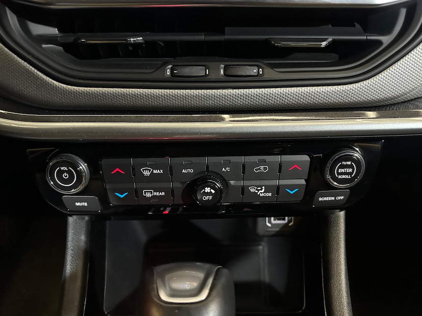 Foto do veículo JEEP COMPASS  LONG TF 2023 30.352 KM 138.900,00