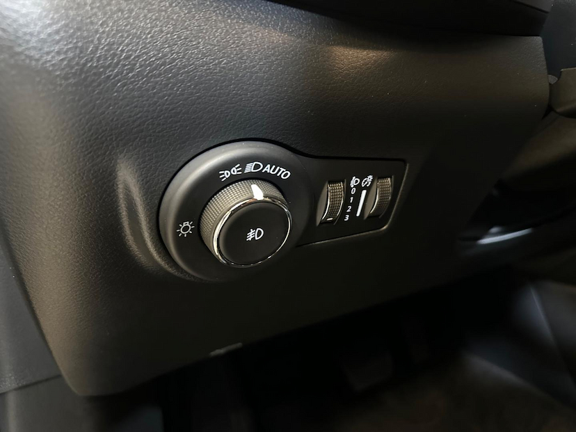 Foto do veículo JEEP COMPASS  LONG TF 2023 30.352 KM 138.900,00