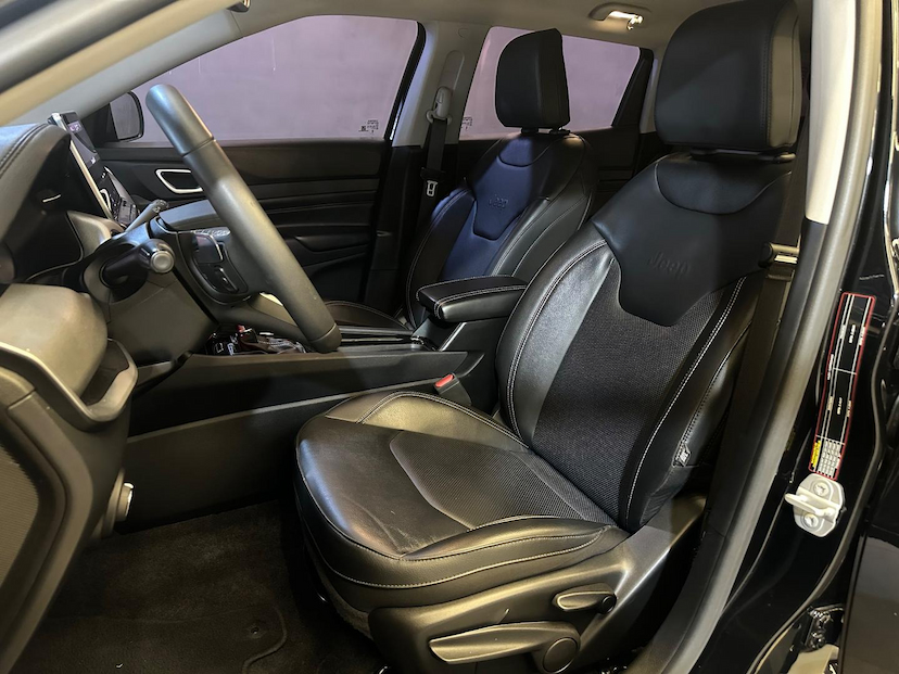 Foto do veículo JEEP COMPASS  LONG TF 2023 30.352 KM 138.900,00