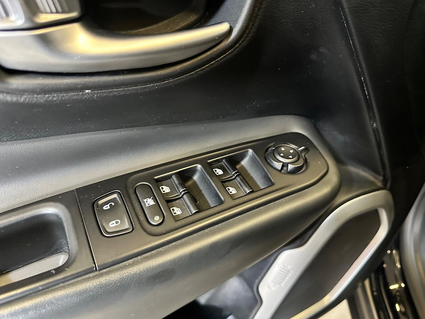 Foto do veículo JEEP RENEGADE  LONGITUDE 1.8 FLEX AUTOMATICO 2020 61.620 KM 83.900,00