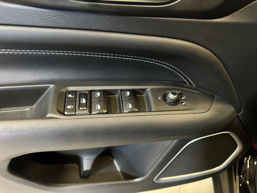 Foto do veículo JEEP COMPASS  LONG TF 2024 12.015 KM 150.900,00