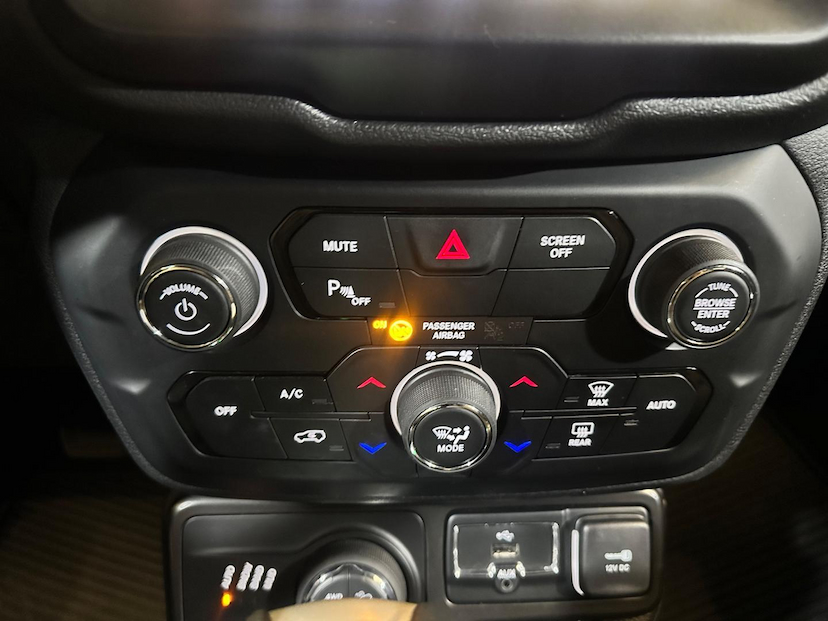 Foto do veículo JEEP RENEGADE  LONGITUDE 4X4 AUTOMATICO 2021 64.980 KM 107.900,00
