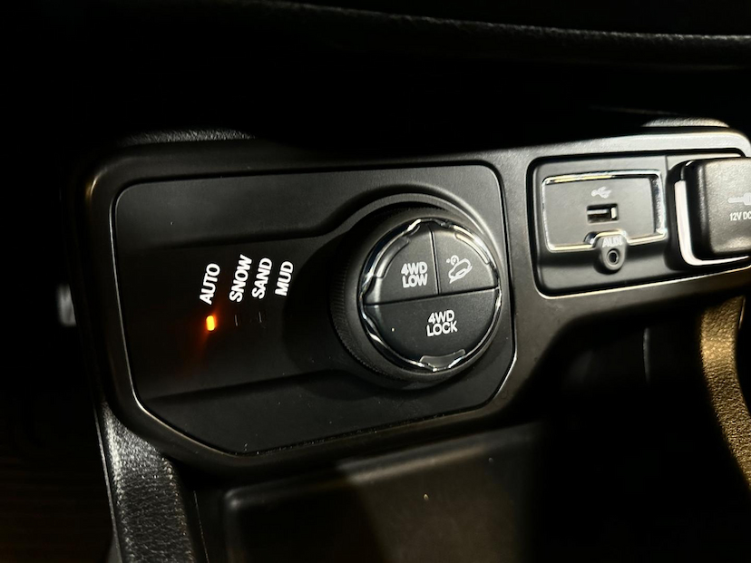 Foto do veículo JEEP RENEGADE  LONGITUDE 4X4 AUTOMATICO 2021 64.980 KM 107.900,00