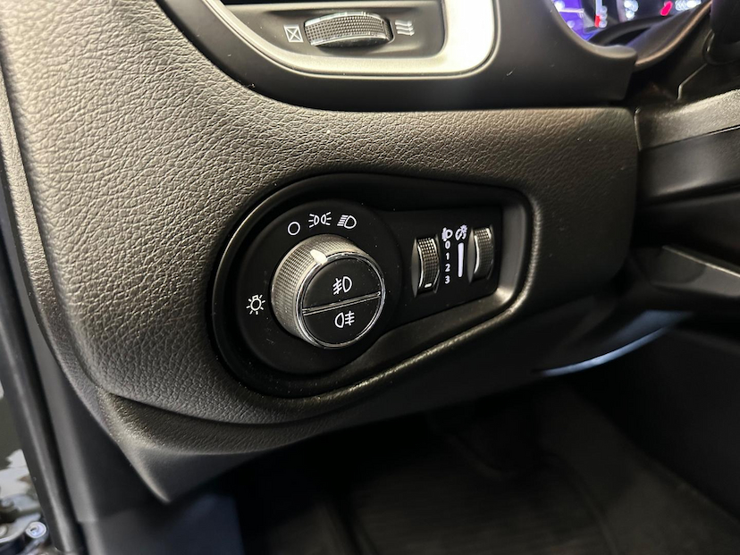 Foto do veículo JEEP RENEGADE  LONGITUDE 4X4 AUTOMATICO 2021 64.980 KM 107.900,00