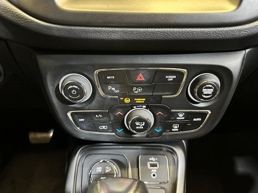 Foto do veículo JEEP COMPASS  LONGITUDE D 2020 54.000 KM 118.900,00