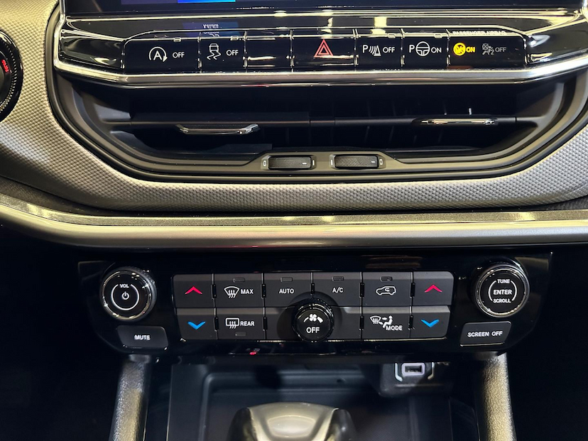 Foto do veículo JEEP COMPASS  LONG. T270 1.3 TB 4X2 FLEX AUT. 2023 44.405 KM 134.900,00