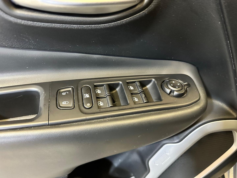 Foto do veículo JEEP RENEGADE  LNGTD AT 2019 99.112 KM 74.900,00