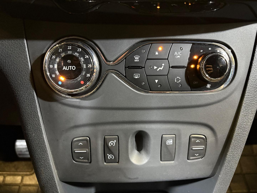 Foto do veículo RENAULT SANDERO  1.6 SL STEPWAY RIP CURL 16V FLEX 4P MANUAL 2017 102.325 KM 52.900,00