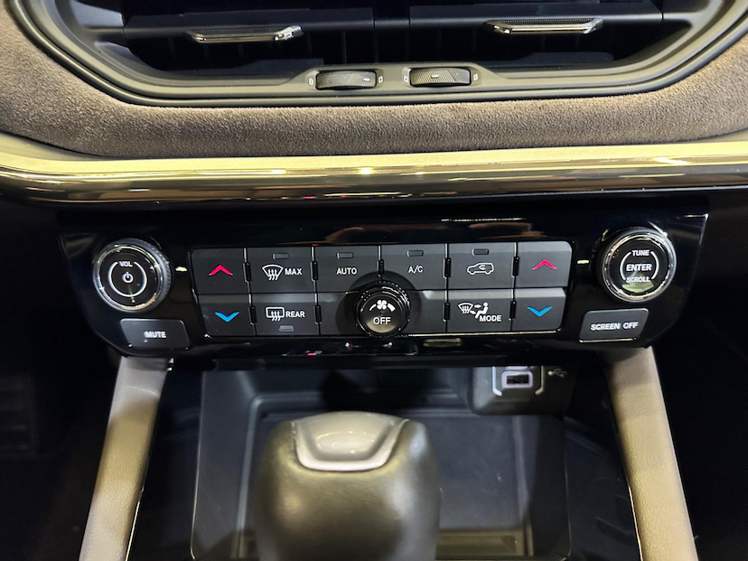 Foto do veículo JEEP COMMANDER  OVERLAND TD380 4X4 TURBO DIESEL 2025 11.263 KM 242.900,00