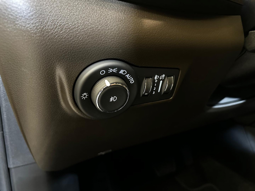 Foto do veículo JEEP COMMANDER  OVERLAND TD380 4X4 TURBO DIESEL 2025 11.263 KM 242.900,00