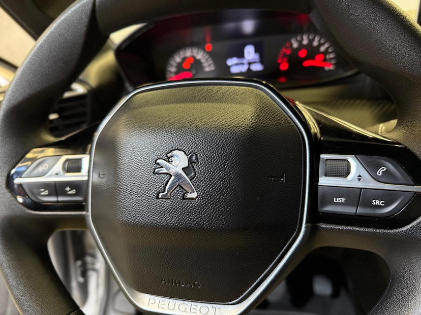 Foto do veículo PEUGEOT 208  STYLE MT 2024 15.594 KM 84.900,00
