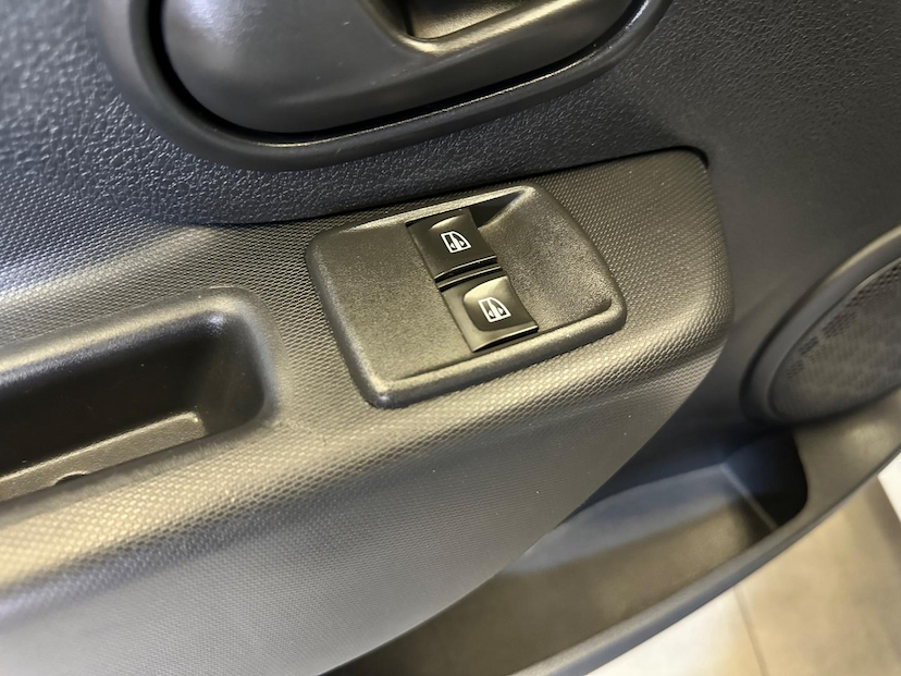 Foto do veículo RENAULT SANDERO  AUTHENTIC 1.0 12V 2018 105.443 KM 42.900,00