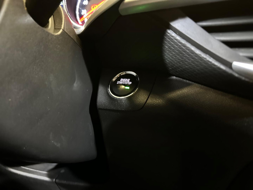 Foto do veículo CHEVROLET TRACKER  LTZ 1.2 TURBO 12V FLEX AUT. 2021 32.679 KM 102.900,00