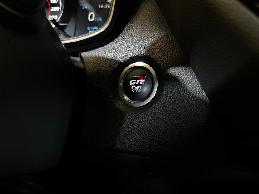 Foto do veículo TOYOTA COROLLA  GRS 2022 32.236 KM 136.900,00