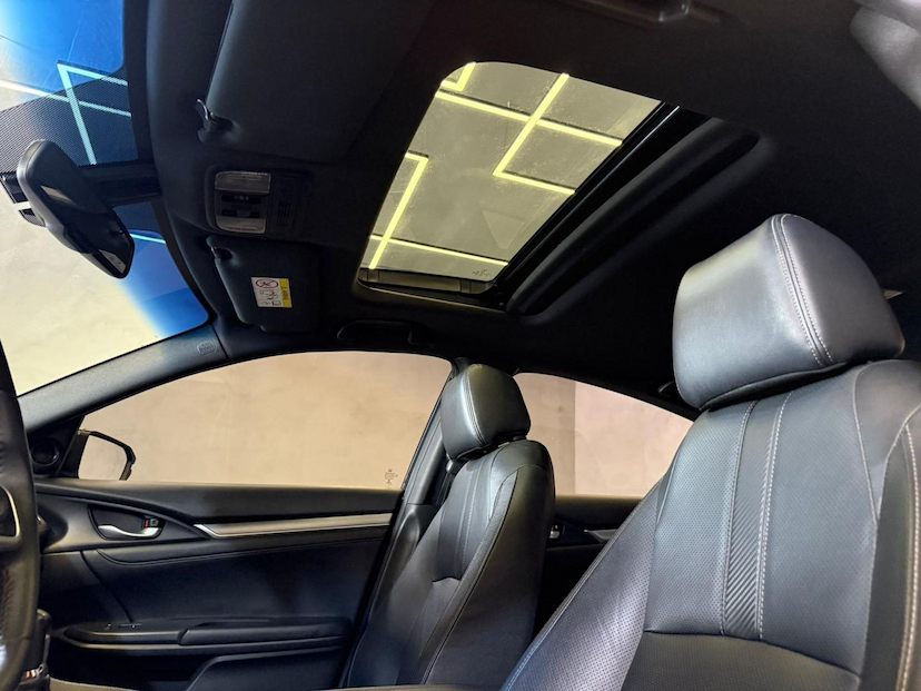 Foto do veículo HONDA CIVIC  TOURING CVT 2019 67.061 KM 138.900,00