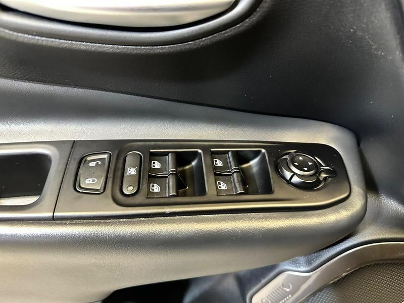 Foto do veículo JEEP RENEGADE  S T2704X4T 2022 29.775 KM 124.900,00