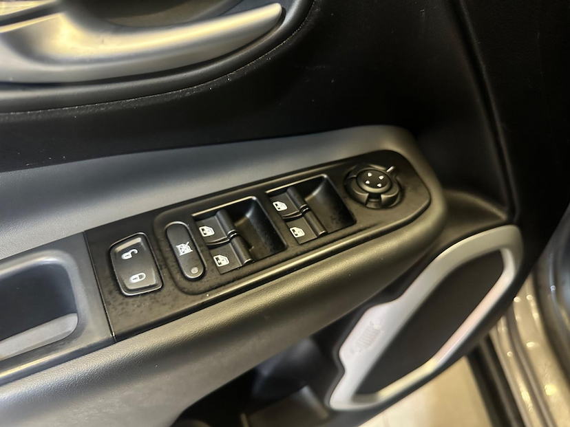 Foto do veículo JEEP RENEGADE  LNGTD AT 2021 61.480 KM 87.900,00