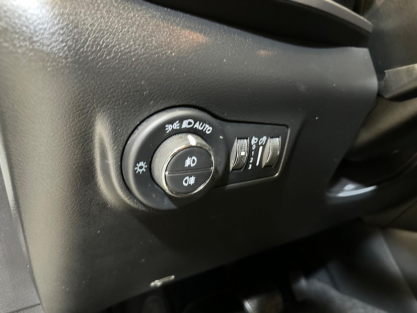 Foto do veículo JEEP COMPASS  LONG. T270 1.3 TB 4X2 FLEX AUT. 2022 21.007 KM 136.900,00