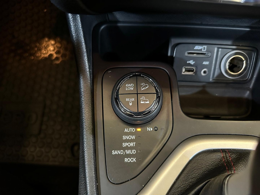 Foto do veículo JEEP CHEROKEE  TRAILHAWK 3.2 4X4 V6 AUT 2014 29.018 KM 99.900,00