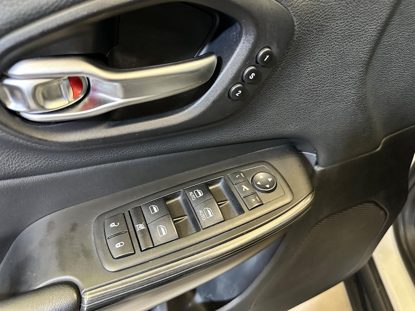Foto do veículo JEEP CHEROKEE  TRAILHAWK 3.2 4X4 V6 AUT 2014 29.018 KM 99.900,00