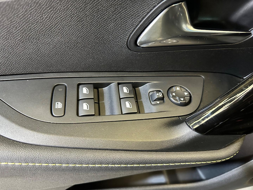 Foto do veículo PEUGEOT 2008  GT T200 2025 5.944 KM 149.900,00