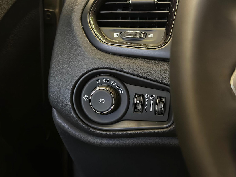 Foto do veículo JEEP RENEGADE  LONGITUDE T270 1.3 TB 4X2 FLEX AUT 2024 19.708 KM 124.900,00