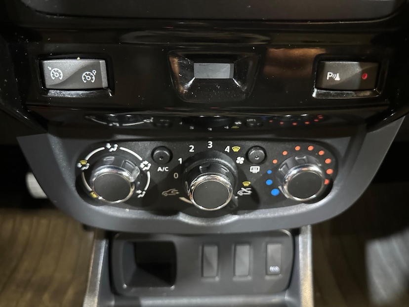 Foto do veículo RENAULT DUSTER  20 D 4X2 2016 89.071 KM 62.900,00