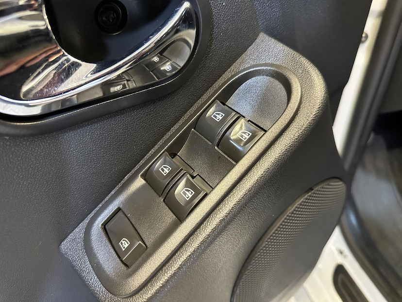 Foto do veículo RENAULT DUSTER  20 D 4X2 2016 89.071 KM 62.900,00