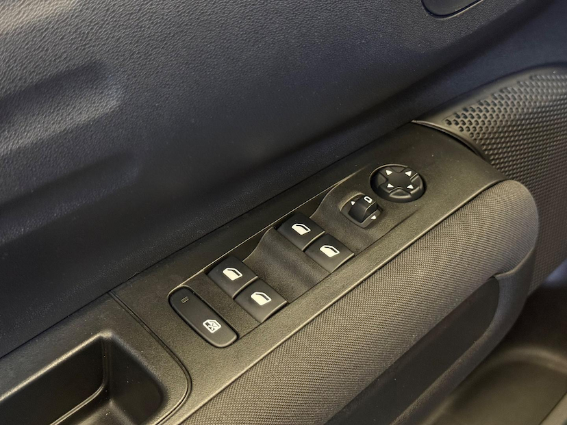 Foto do veículo CITROËN C4 CACTUS  1.6 FEEL AUT 2022 71.971 KM 78.900,00