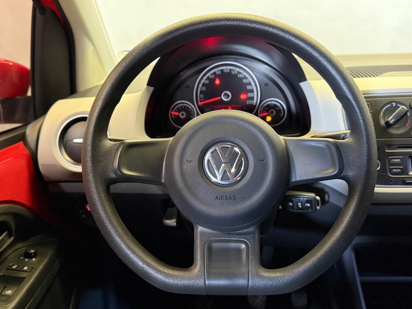 Foto do veículo VOLKSWAGEN UP  MOVE MB 2016 108.376 KM 52.900,00