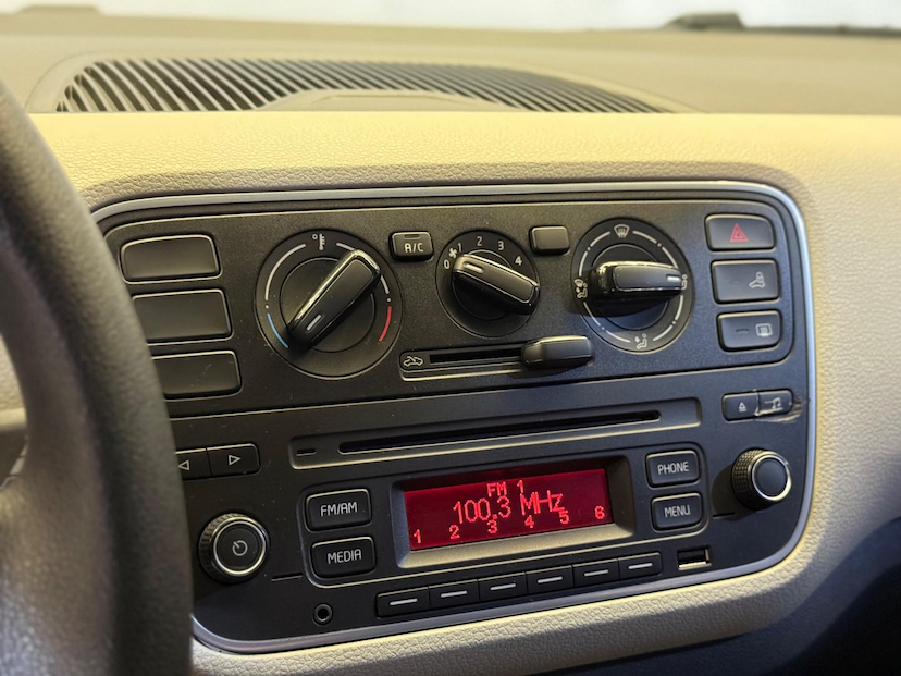 Foto do veículo VOLKSWAGEN UP  MOVE MB 2016 108.376 KM 52.900,00