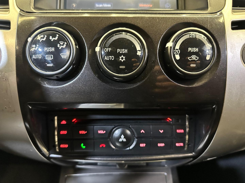 Foto do veículo MITSUBISHI PAJERO DAKAR  4X4 AUT 3.5 7 LUGARES FLEX 2015 106.062 KM 114.900,00
