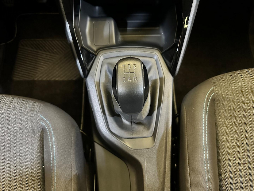 Foto do veículo PEUGEOT 208  STYLE MT 2023 5.070 KM 78.900,00