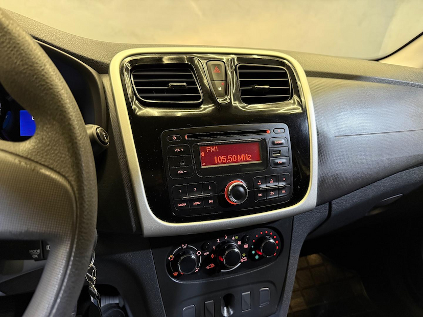 Foto do veículo RENAULT SANDERO  EXPR 16 2016 86.100 KM 43.900,00