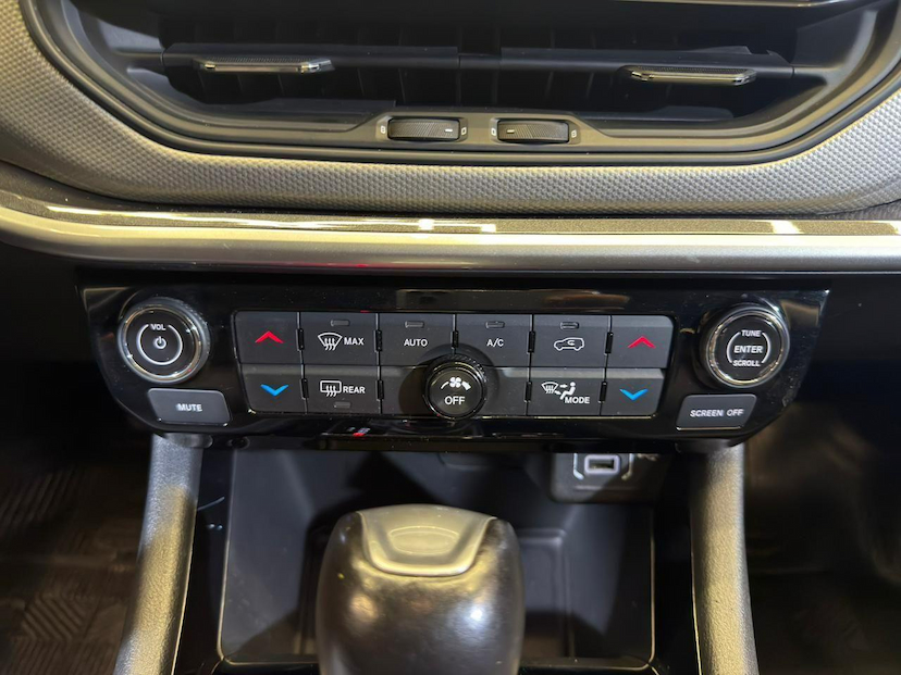 Foto do veículo JEEP COMPASS  LONG TF 2024 46.827 KM 144.900,00