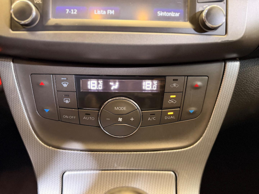 Foto do veículo NISSAN SENTRA  20SL CVT 2015 104.950 KM 59.900,00
