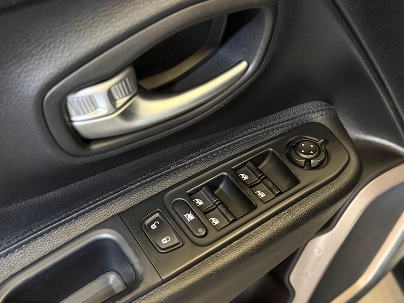 Foto do veículo JEEP RENEGADE  1.8 AT 2018 83.400 KM 69.900,00