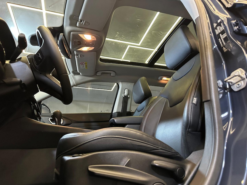Foto do veículo JEEP COMPASS  S 4XE 2023 19.059 KM 178.900,00