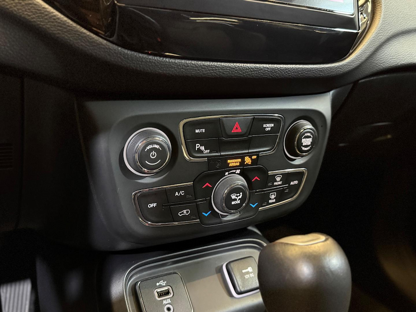 Foto do veículo JEEP COMPASS  LONGITUDE F 2017 30.663 KM 94.900,00