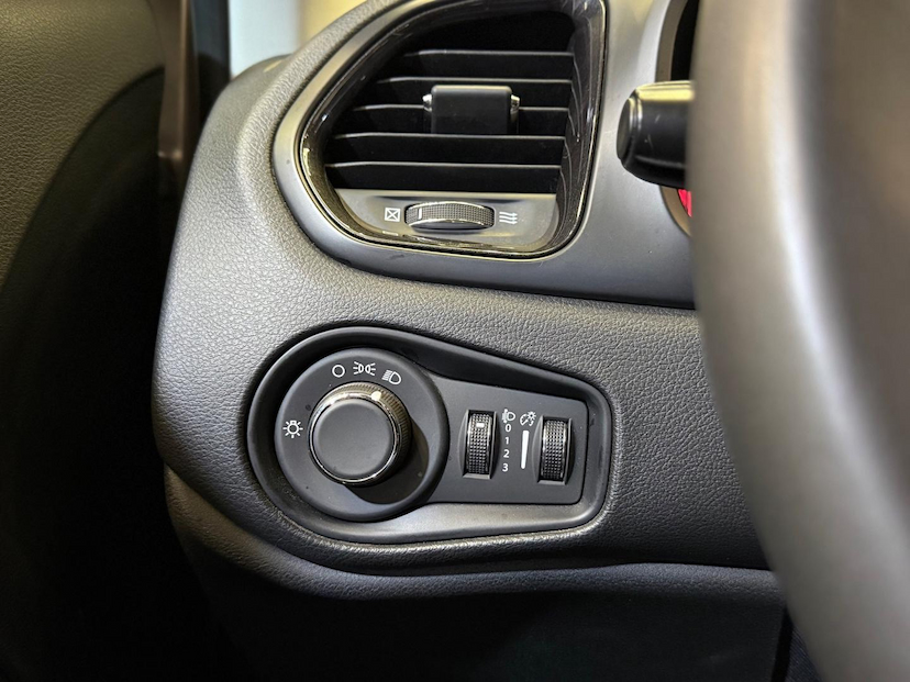 Foto do veículo JEEP RENEGADE  LONGITUDE T270 1.3 TB 4X2 FLEX AUT 2023 50.238 KM 102.900,00