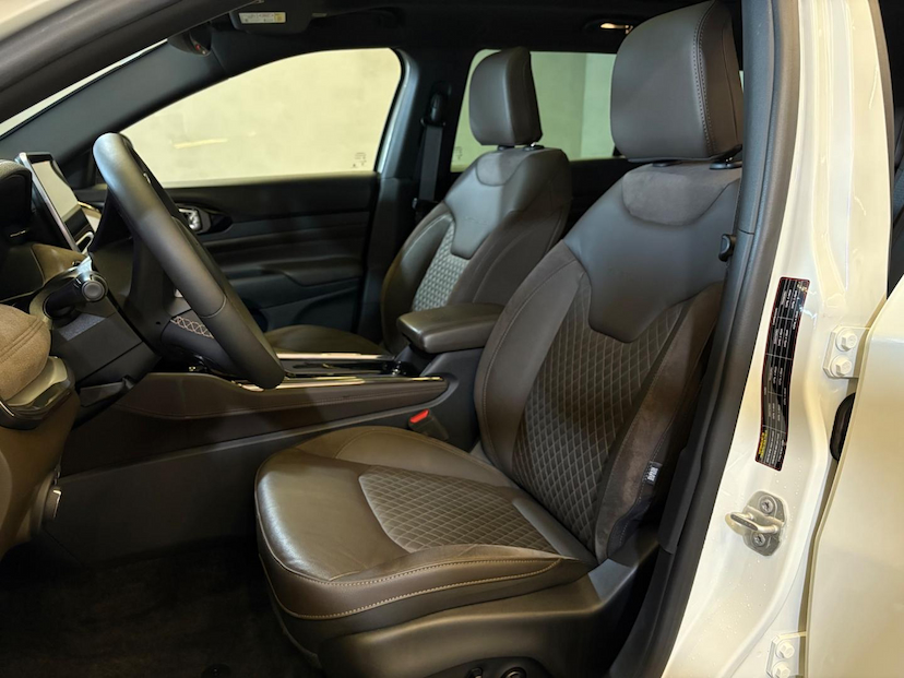 Foto do veículo JEEP COMMANDER  OVR TD380 2025 5.177 KM 246.900,00