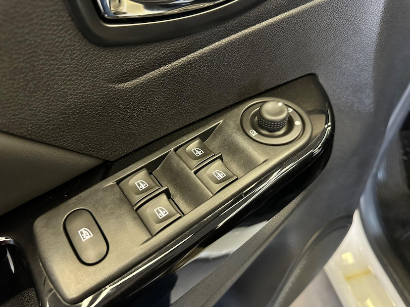 Foto do veículo RENAULT CAPTUR  INTEN 16A 2018 53.349 KM 74.900,00