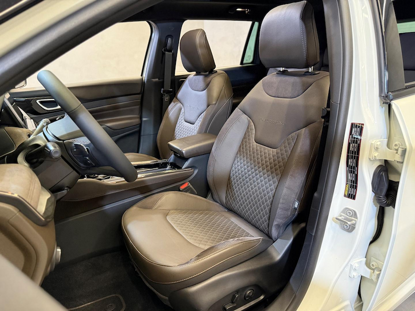 Foto do veículo JEEP COMMANDER COMMANDER OVERL. 2.2 TD 4X4 DIESEL AUT. 2025 5.860 KM 265.900,00