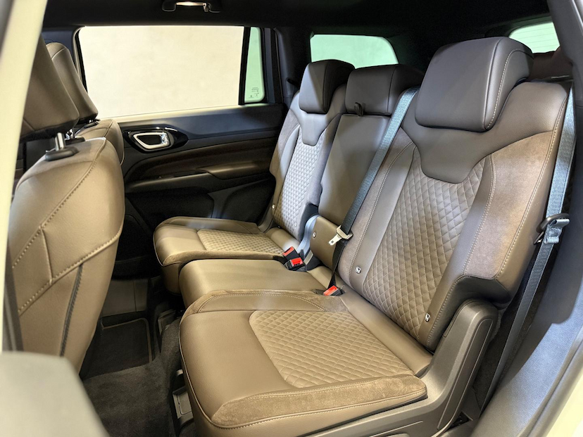 Foto do veículo JEEP COMMANDER COMMANDER OVERL. 2.2 TD 4X4 DIESEL AUT. 2025 5.860 KM 265.900,00