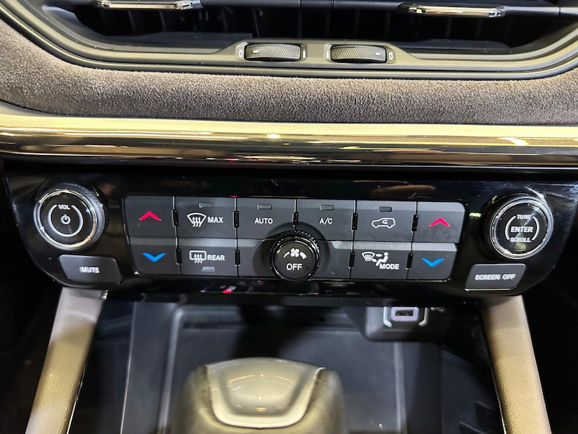 Foto do veículo JEEP COMMANDER  OVERLAND TD380 4X4 TURBO DIESEL 2022 23.580 KM 194.900,00