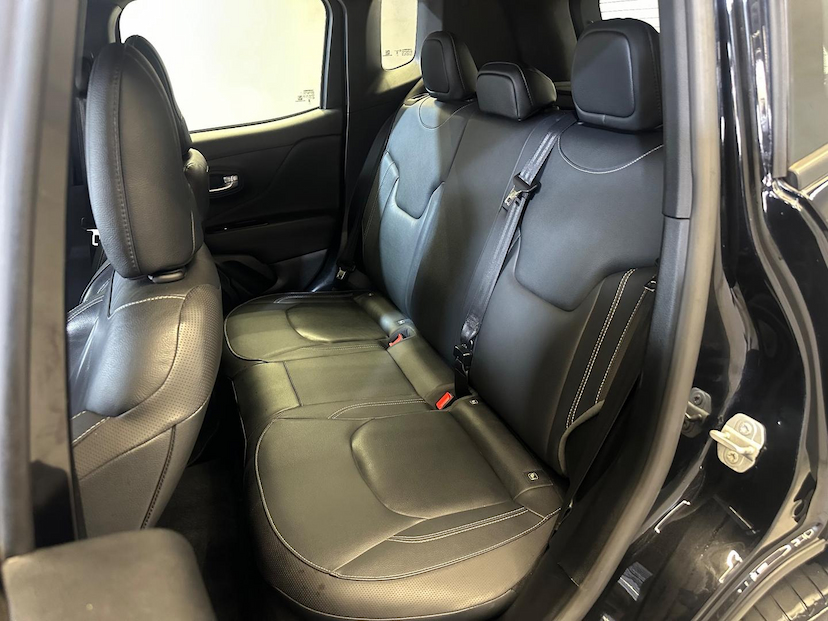 Foto do veículo JEEP RENEGADE  S T2704X4 2023 29.110 KM 122.900,00