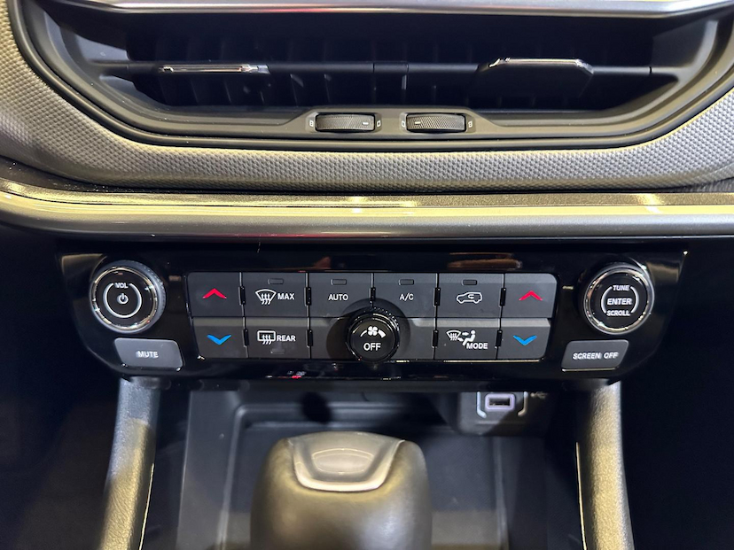 Foto do veículo JEEP COMPASS  LONG. NIG. EAGLE 1.3 4X2 FLEX AUT. 2025 11.200 KM 169.900,00